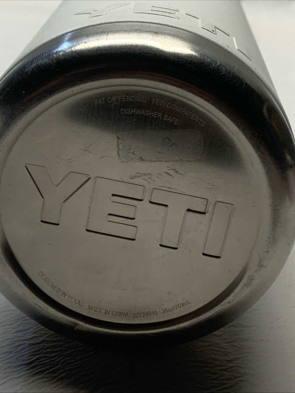 YETI White Insulated Water Bottle with Black Lid 26 oz bottle - Picture 3 of 5